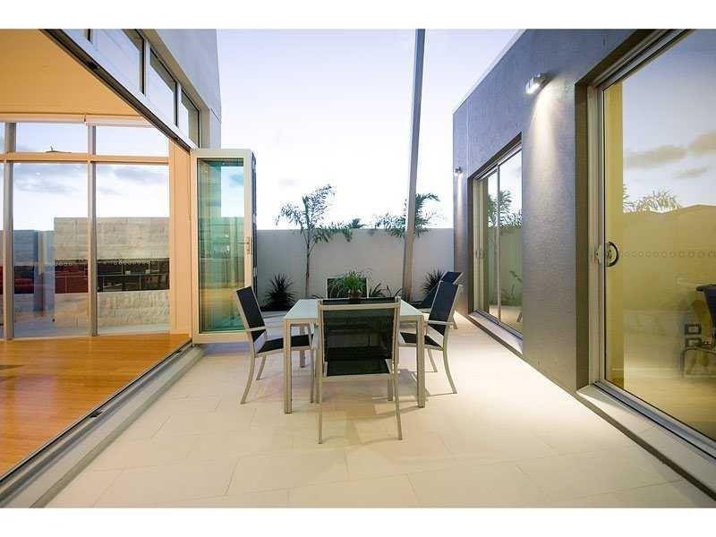 1 Royal Albert Crescent, Sovereign Islands QLD 4216
